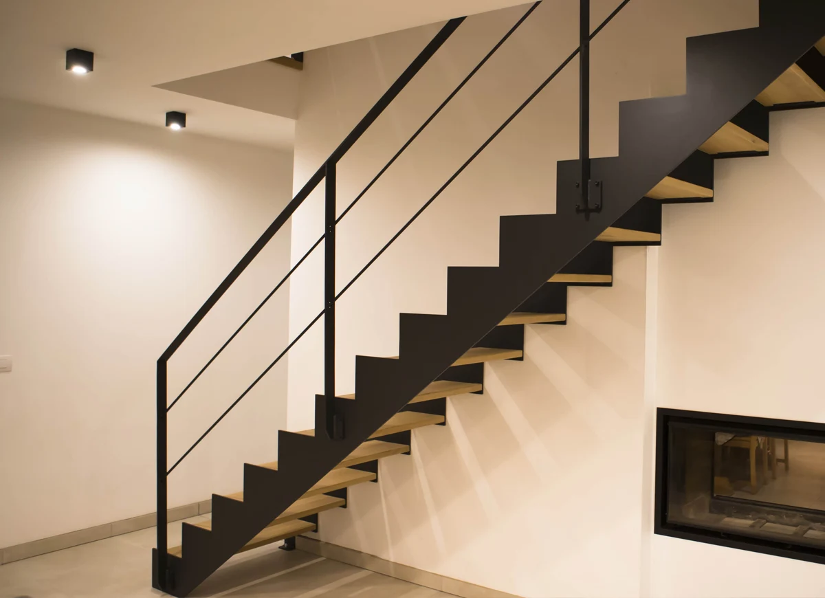 Menuisier installant un meuble de cuisine