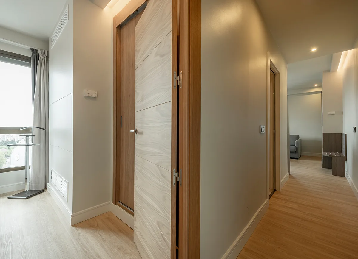 Menuisier installant un meuble de cuisine