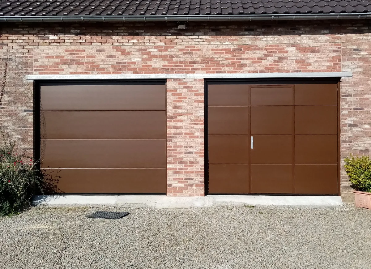 Menuisier installant un meuble de cuisine