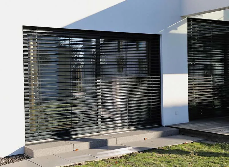 Menuisier installant un meuble de cuisine